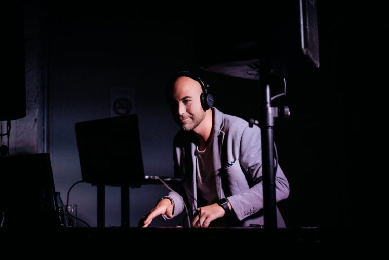 Partylaune pur: DJ Daims sorgt in Düsseldorf für eine volle Tanzfläche