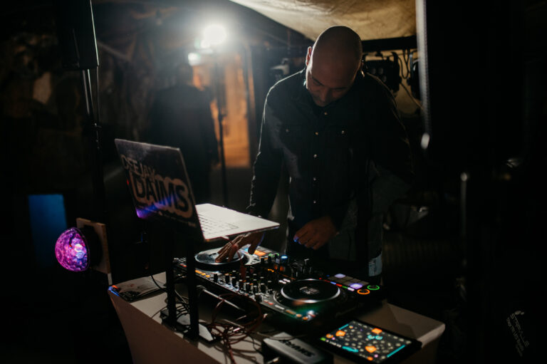 Brautpaar und Gäste feiern in Düsseldorf mit DJ Daims auf der Tanzfläche