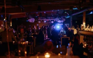 Hochzeitsfeier mit DJ Daims in Düsseldorf und stimmungsvoller Tanzfläche