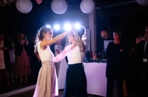 Hochzeitsfeier in Düsseldorf mit DJ Daims und gut gefüllter Tanzfläche