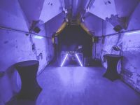 Hochzeits-DJ mit professioneller Technik sorgt für Stimmung auf einer Feier mit Tanzfläche