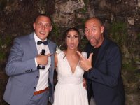 Brautpaar im Gespräch mit Hochzeits-DJ zur Planung von Musik und Ablauf der Feier