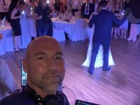Brautpaar tanzt den Eröffnungstanz zu ihrem Hochzeitssong mit musikalischer Begleitung durch den DJ