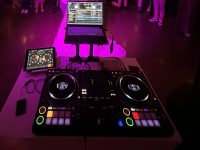 Hochzeitsgäste geben dem DJ Musikwünsche für die Feier und Tanzfläche