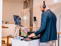 Hochzeits-DJ spielt eine Mischung aus Partyhits, Charts und Klassikern für eine volle Tanzfläche