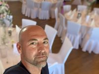 DJ bei einer Hochzeit legt Musik auf und sorgt für Stimmung auf der Tanzfläche während der Feier